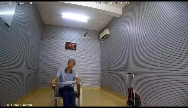 曝光!猥琐男在火车站两次捏女子臀部,还冲人家笑……