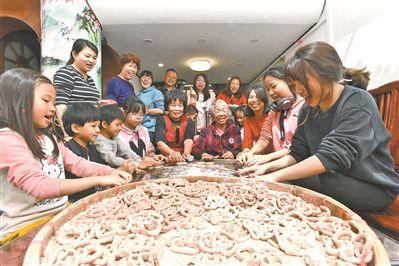 广州人过年必备年货有三样：煎堆、蛋散、油角