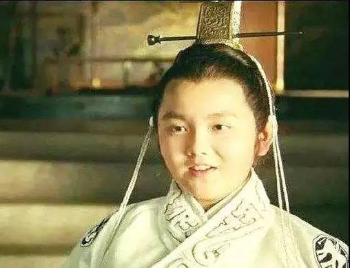 父亲是陈凯歌，母亲是陈红，强捧好几年都红不了，陈飞宇也很无奈