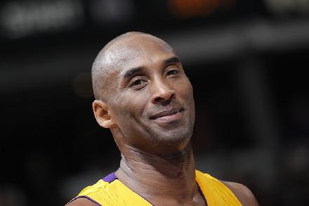 这一扣我能吹一年！科比飞身空接震惊全场