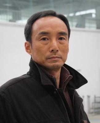 施京明：娶了圈外妻子，婚后生一儿一女，幸福美满