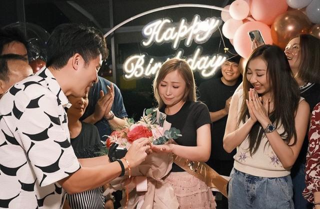 晒照宣布结婚！TVB童星穿桃红色礼服晒事业线，结束11年爱情长跑