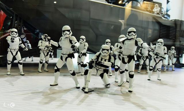 小说：女友被恶霸欺负，瘦小伙不再藏拙真实实力，一人打趴数十人