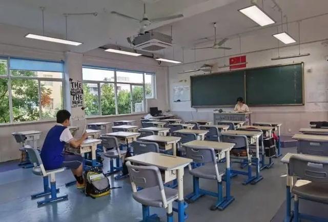 空荡荡的教室只留下班主任寂寞的身影!今早有校长拍下教室内这一幕,家长:赞