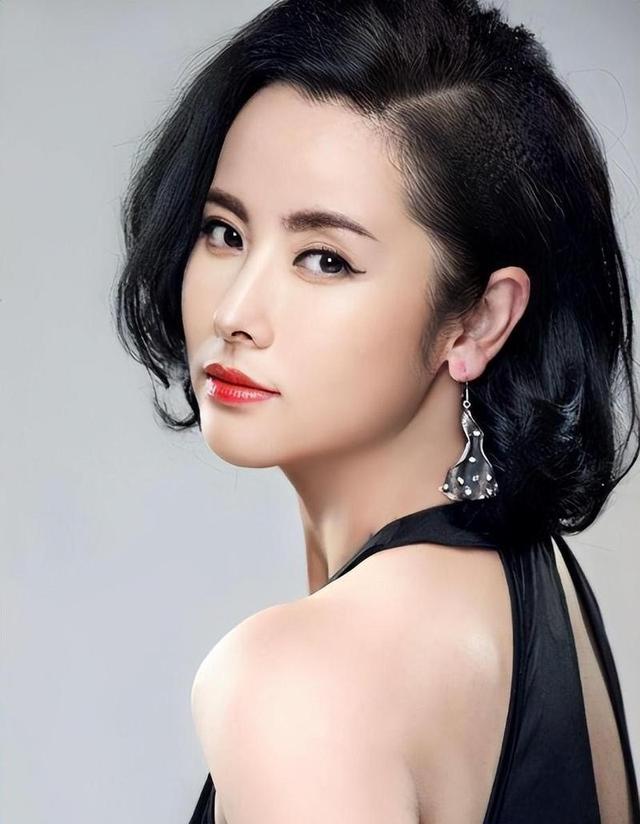 曾被骂同性恋的她，41岁结婚生子却与丈夫对簿公堂，现在过得如何