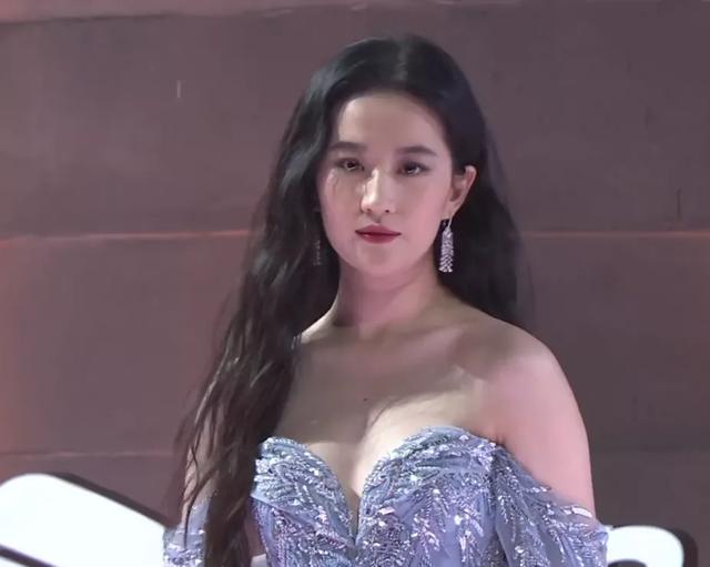 拾光盛典造型：杨幂雍容优雅，迪丽热巴造型敷衍，刘亦菲手臂抢镜