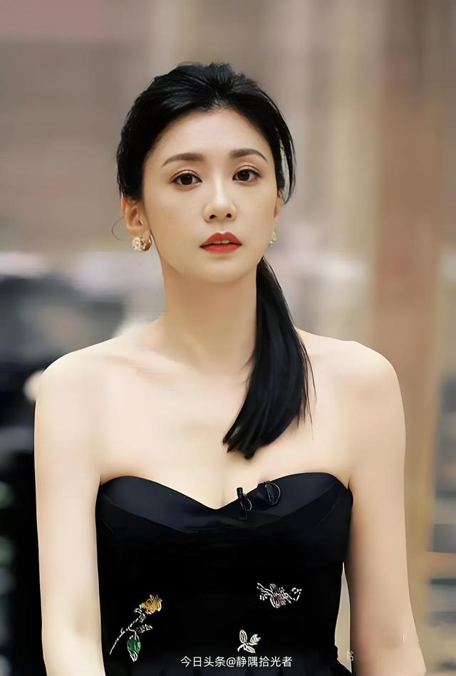 贾静雯绝美图集：49岁冻龄女神性感爆棚，这身材谁顶得住？