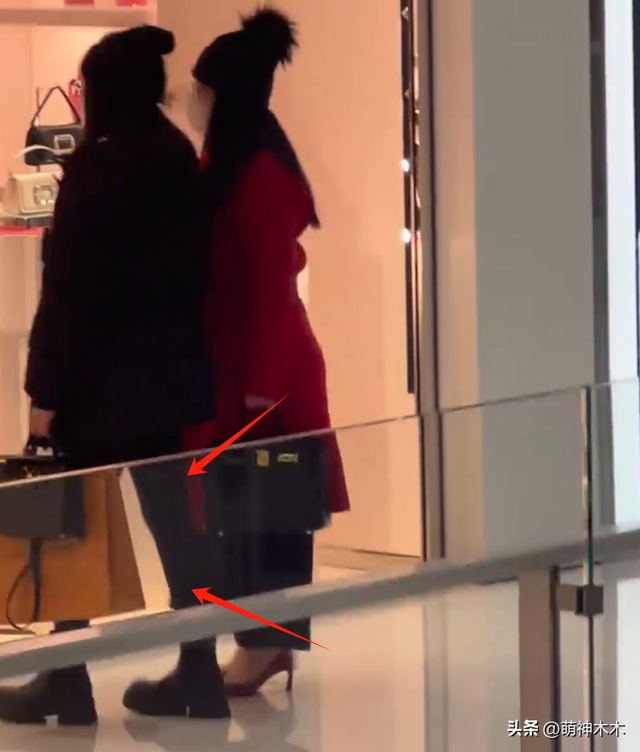 李湘带女儿逛街被偶遇,本人又胖了一圈,戴毛线帽裹大衣被嘲土气