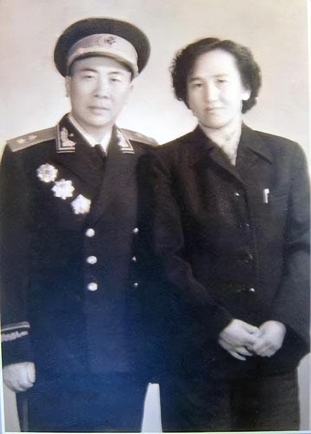 军长问夫人去抗美援朝不？女司令夫人：当然去！主席：真乃穆桂英