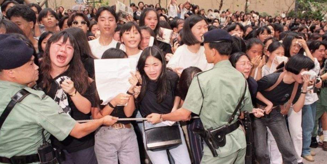 1993年黄家驹去世,在灵堂上痛哭的前女友林楚麒,为何遭到驱赶?