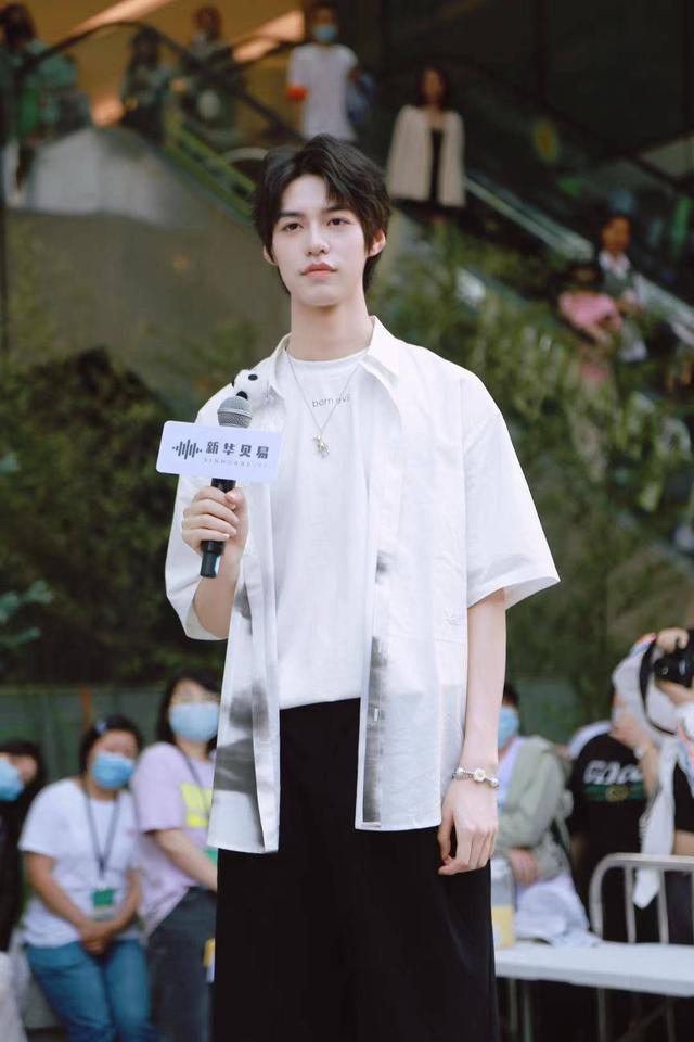 人气新星屈柏宇刘聪成都街头放歌，还为封面送来特别祝福