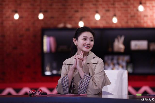 大S穿风衣戴眼镜温婉知性 托腮甜笑女人味足