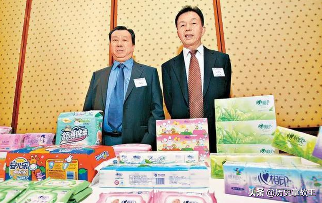 靠卖“女性用品”身家百亿的他，儿子娶豪门白富美，自己却吃泡面