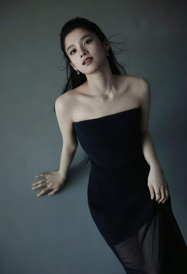 女皇张婧仪，肤白貌美大长腿，全都长在审美上了