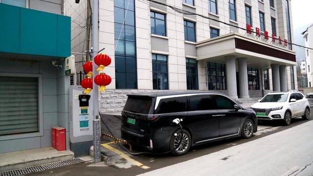 保康：115台充电桩“电”亮绿色返乡路