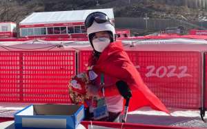 刘思彤(刘思彤夺牌难掩激动心情，要抱着“雪容融”睡觉)