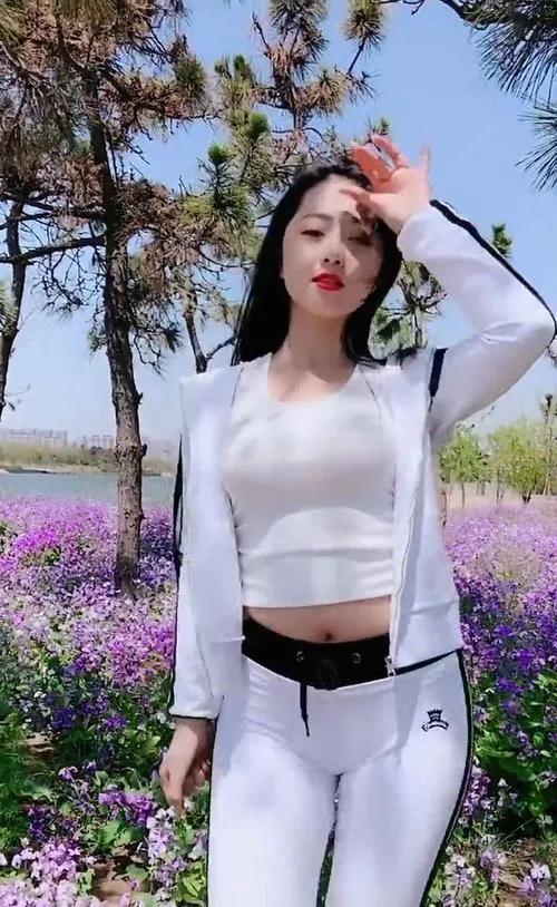 《年轻貌美的妻子与出轨的丈夫：一场情感的纠葛》