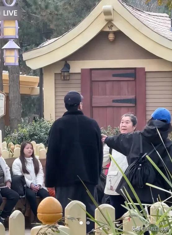 高圆圆夫妻俩带女儿游玩，赵又廷情绪失控，当场发飙