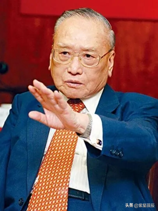 和发妻奋斗20年成香港巨富，妻子不幸遇难后，立马娶了妻妹