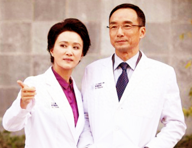 施京明：娶了圈外妻子，婚后生一儿一女，幸福美满