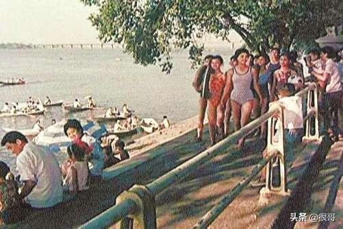 她是国家一级演员,泳装出镜第一人,如今在《希望的大地》打酱油