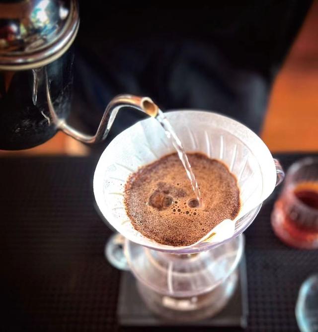 新华走笔丨左手咖啡右手茶