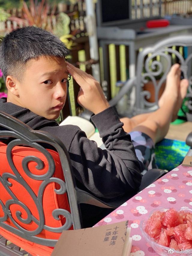 孙悦陪儿子参加游泳比赛,素颜出镜嘴角吓人,12岁儿子太帅了