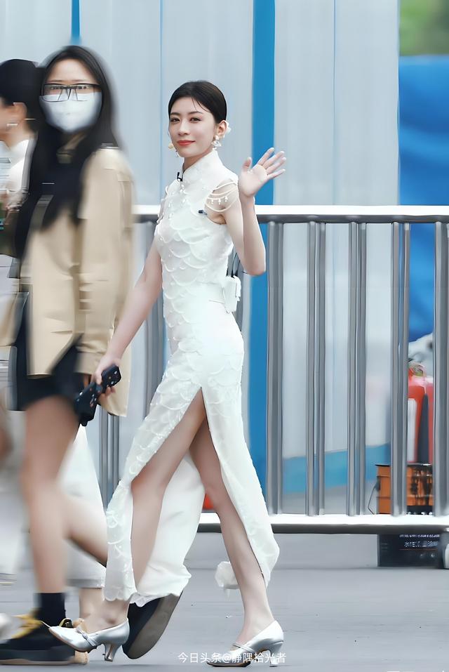 贾静雯绝美图集：49岁冻龄女神性感爆棚，这身材谁顶得住？