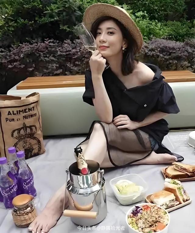 贾静雯绝美图集：49岁冻龄女神性感爆棚，这身材谁顶得住？