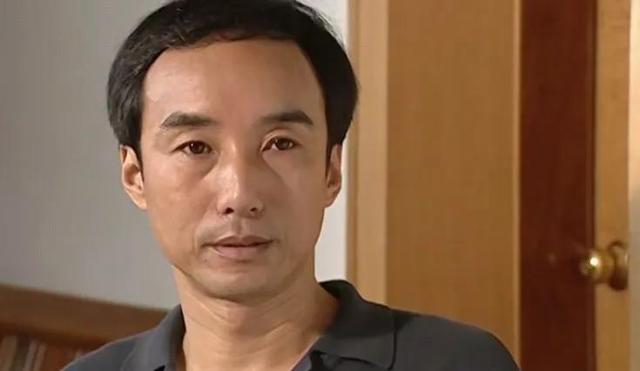 施京明：娶了圈外妻子，婚后生一儿一女，幸福美满