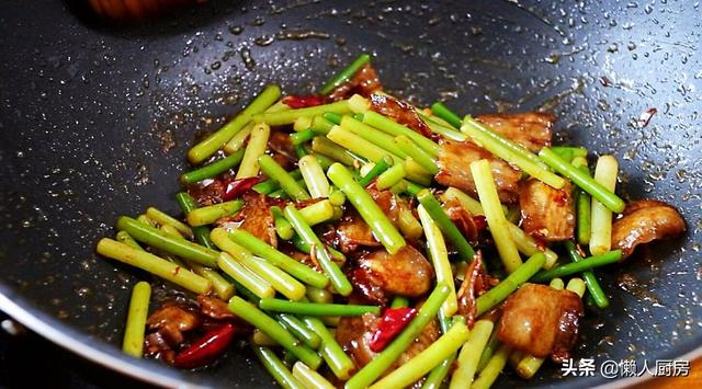 又到了吃蒜苔的季节，教你配上五花肉一起炒，太下饭了