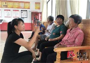 衍空(我为群众实事:塘村镇党代表帮助辖区老人进行养老保险年审工作)