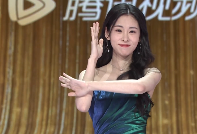 拾光盛典造型：杨幂雍容优雅，迪丽热巴造型敷衍，刘亦菲手臂抢镜