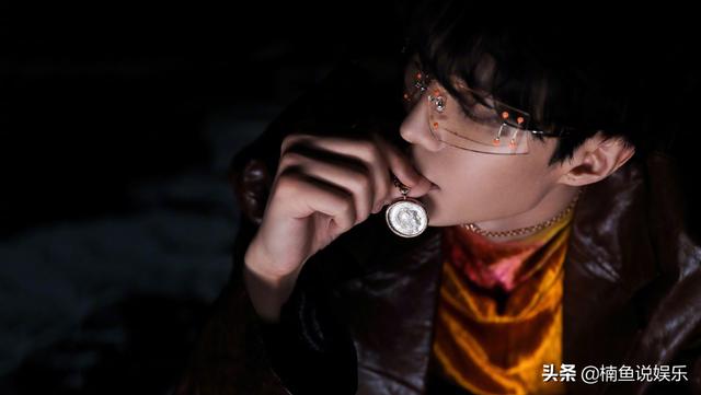 范丞丞不愧是时尚界宠儿，拍写真光影交错，妥妥的暗夜贵公子