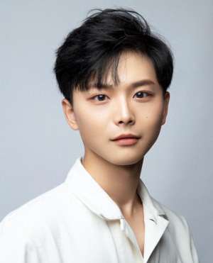 胡希凡(土生土长的江西宜春籍演员，知名度前十名)