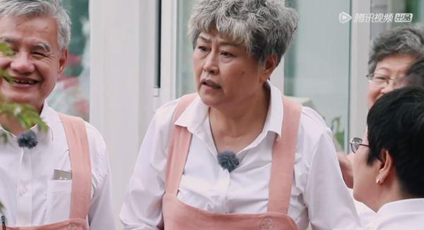 黄渤新开的“餐厅”叫“忘不了”,五个服务员好笑又好哭