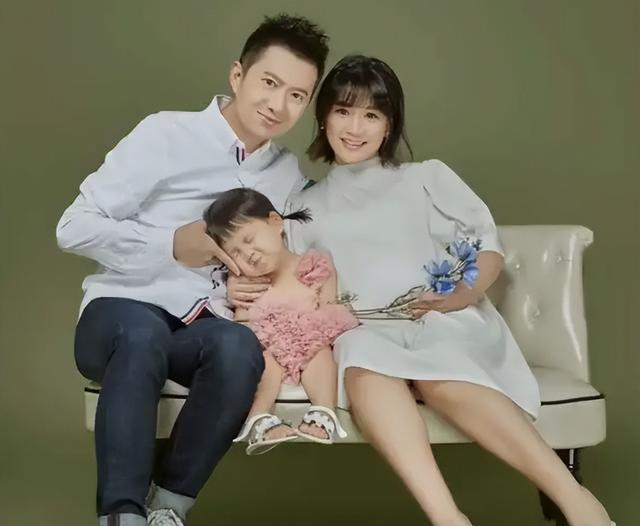 这两位熟悉的主持人，原来是夫妻？搭档了21年，儿女双全却被骂惨