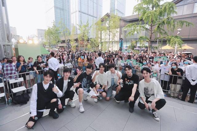 人气新星屈柏宇刘聪成都街头放歌，还为封面送来特别祝福
