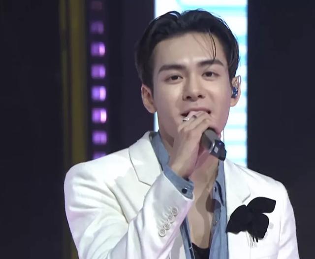 拾光盛典造型：杨幂雍容优雅，迪丽热巴造型敷衍，刘亦菲手臂抢镜