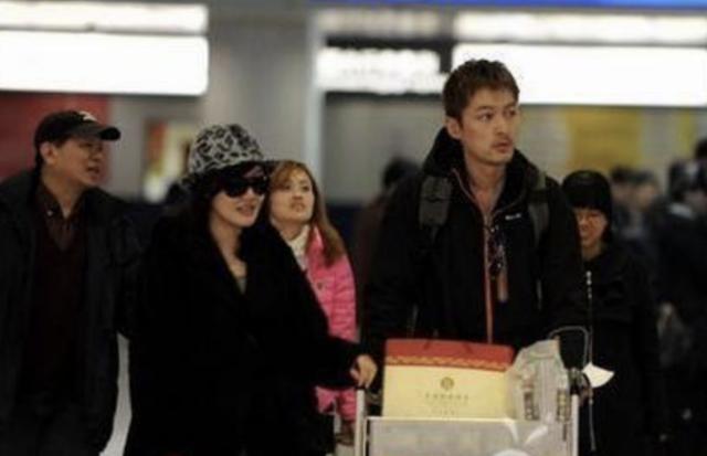 薛佳凝独自吃饭逛街,知情人透露与胡歌分手原因,42岁还是单身