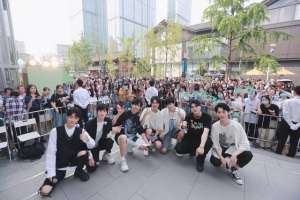 屈柏宇(人气新星屈柏宇刘聪成都街头放歌，还为封面送来特别祝福)