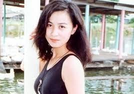 刘嘉玲当时有多美？风情万种一双大眼睛，难怪梁朝伟没逃过美人关