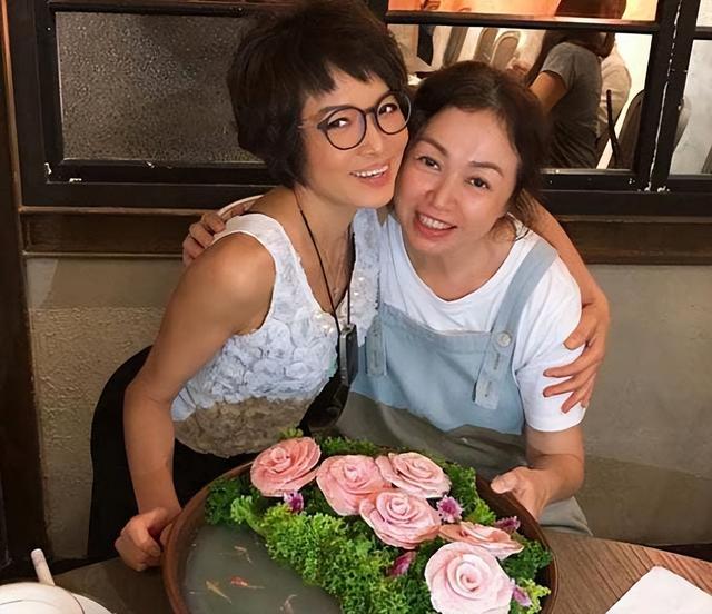 她是港姐季军年轻时超美艳，嫁圈内好男人女儿漂亮，男方坚拒诱惑