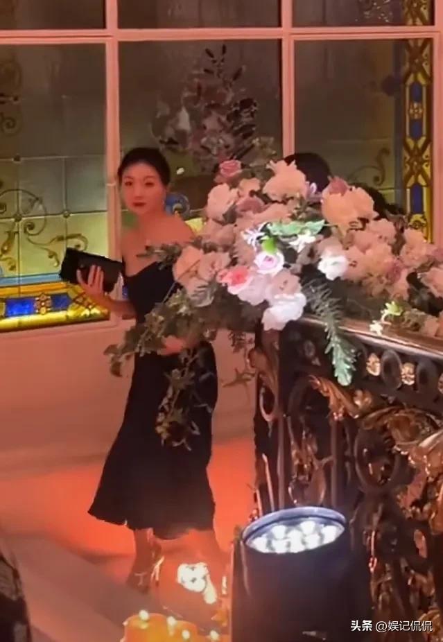 张艺谋带老婆参加名媛舞会，43岁陈婷美出圈，18岁女儿颜值很一般