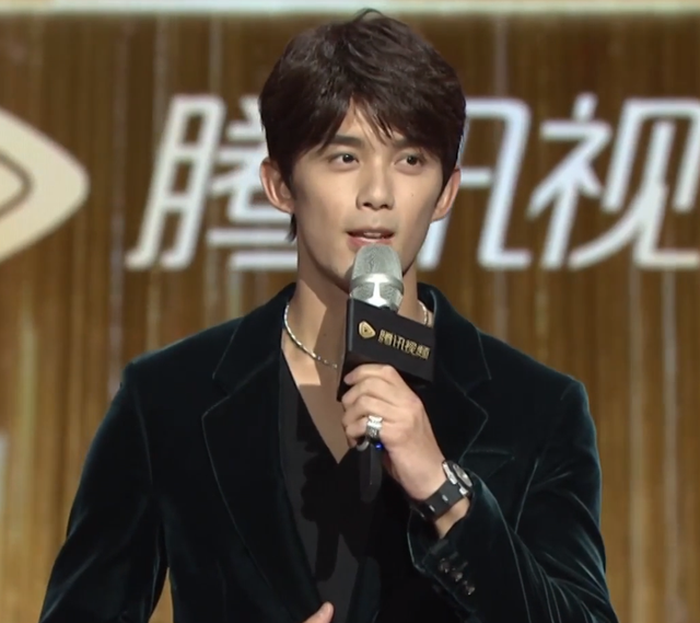 拾光盛典造型：杨幂雍容优雅，迪丽热巴造型敷衍，刘亦菲手臂抢镜