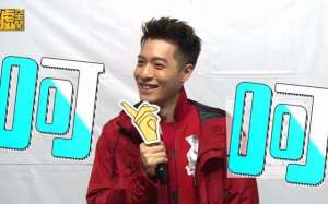 笑不露齿(笑不露齿不为耍酷，帅气周汤豪有难言之隐)