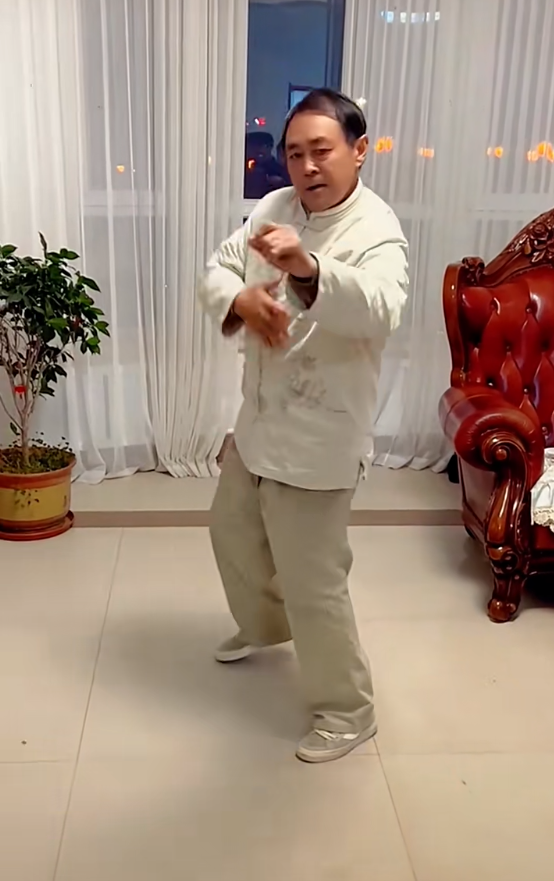 太极马保国一招降服2.3米女巨人！传统功夫真厉害，五连鞭再发威