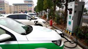 亮绿色(保康：115台充电桩“电”亮绿色返乡路)