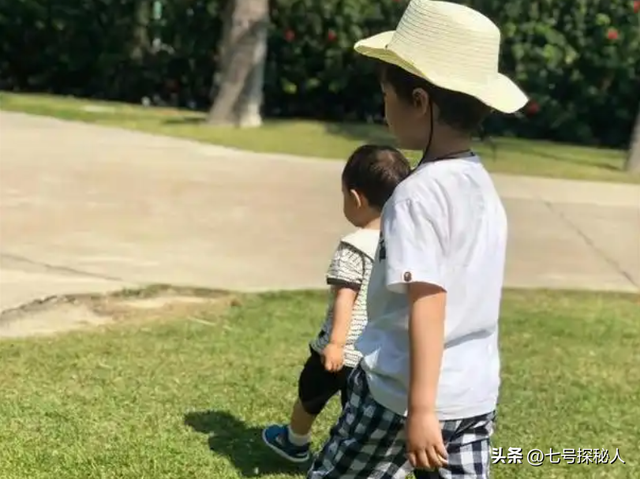 72岁导演尤小刚,与三婚妻子3年抱俩娃,如今两个儿子超高颜值