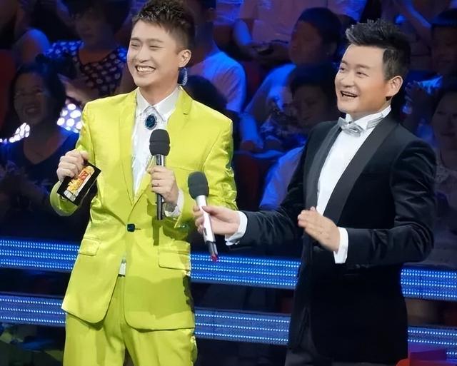 央视主持杨帆携妻接娃！老婆穿连裤装容貌曾遭质疑，7岁女儿似妈